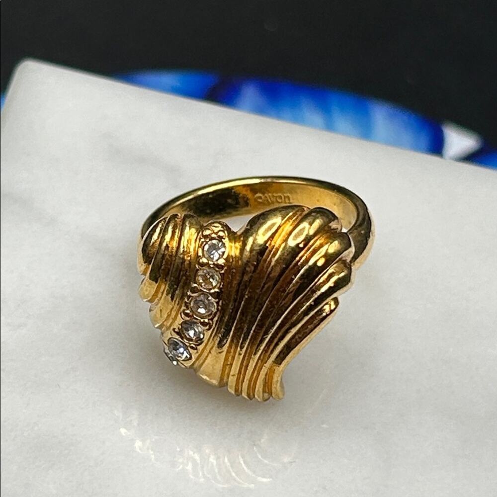 Avon gold tone scalloped heart ring with clear crystals rhinestones #K50 size 6